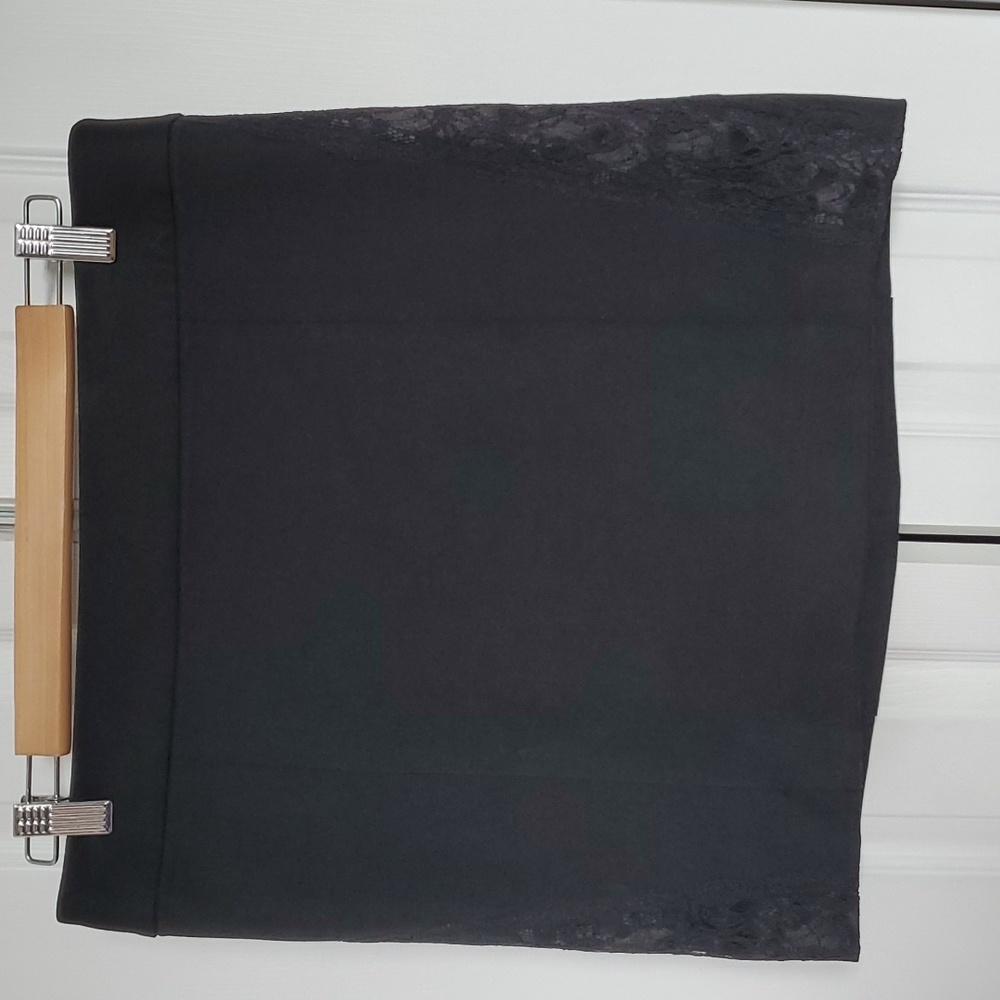 Size 8 lace accent Express mini skirt fully lined